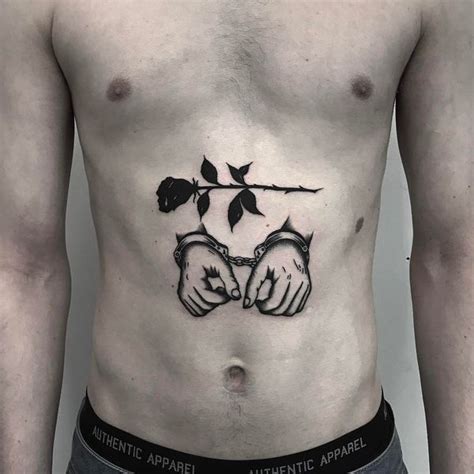 tatuajes debajo del abdomen hombre|25 ideas de tatuajes en el estómago para hombre